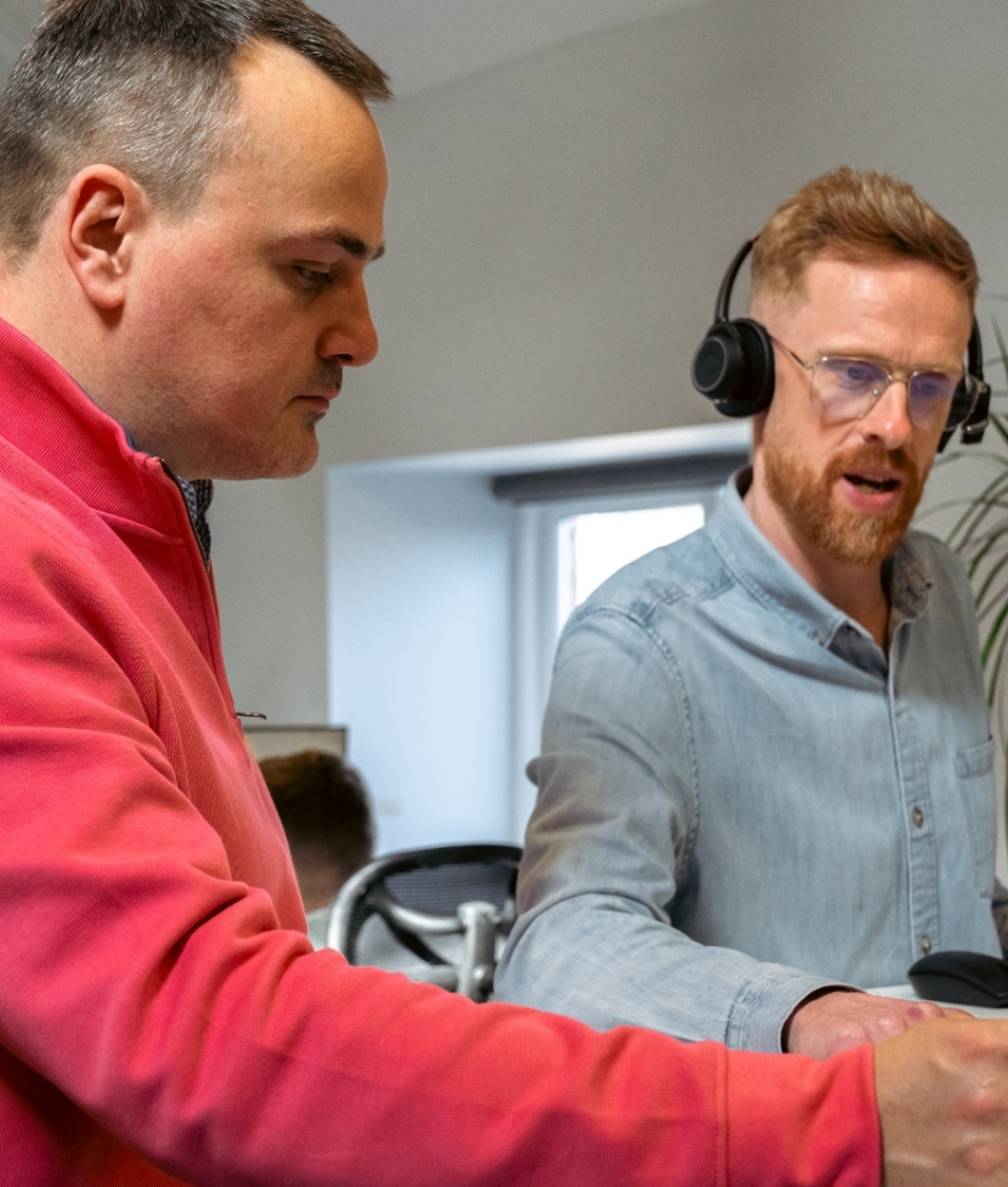 team-meeting-headset-standing